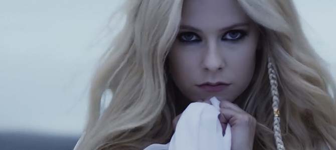 Avril Lavigne – Head Above Water