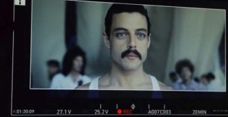 Rami Malek interpretando a Freddie Mercury