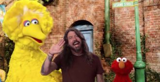 Big Bird, Dave Grohl y Elmo