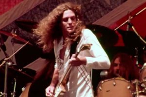 Allen Collins | Imagen: Lynyrd Skynyrd en Oakland Coliseum Stadium (1977)