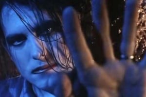Robert Smith | Imagen: Video musical de Lovesong de The Cure/youtube.com/The Cure