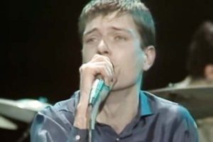 Ian Curtis | Imagen: Video musical de Transmission de Joy Division/youtube.com/Joy Division