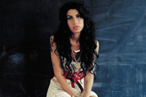 Amy Winehouse | Imagen: Parte de portada del álbum Back To Black (2006)