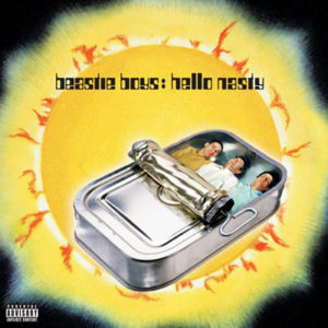 Los integrantes del grupo Beastie Boys dentro de una lata de sardinas calentándose al sol en la portada de su álbum de estudio Hello Nasty del año 1998