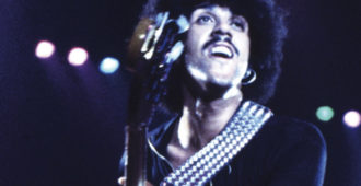 Phil Lynott | Imagen: Parte de portada de Thin Lizzy: A Visual Biography (2020)