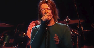 David Bowie | Imagen: Drive-In Saturday (Live at the Elysée Montmartre, Paris on 14th October, 1999)/youtube.com/David Bowie