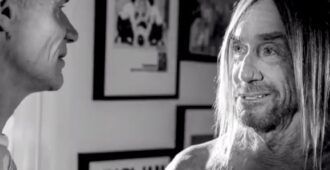 El guitarrista Flea de los Red Hot Chili Peppers y el cantante Iggy Pop en el mini documental Bitten By Flea! (2023)