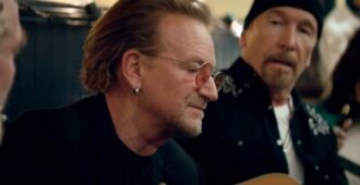 Bono y The Edge de la banda irlandesa U2 cantando en parte de la película documental Bono & The Edge: A Sort of Homecoming, with Dave Letterman (2023)