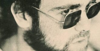 Fotografía de Elton John que es parte de portada de su quinto álbum de estudio, Honky Chåteau, publicado en el año de 1972