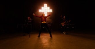 La banda Extreme en video musical de su canción Rise, parte de su álbum de estudio Six del año 2023