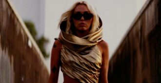 Miley Cyrus caminando en el video musical de su canción Flowers que pertenece a su álbum de estudio Endless Summer Vacation del año 2023
