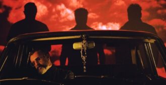 La banda mexicana Molotov con sus integrantes en un auto al atardecer en imagen del video musical de H2H (Todo Me Pica) de su álbum de estudio Solo Delira del año 2023