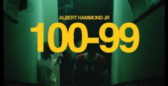 Imagen del video musical de 100-99, canción de Albert Hammond Jr. de su álbum de estudio Melodies on Hiatus del año 2023