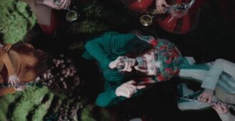 La cantante islandesa Björk cantando alrededor de músicos en el video musical de Fossora, tema principal de su décimo álbum de estudio, Fossora, publicado en el año 2022
