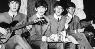 La banda inglesa The Beatles: John Lennon, George Harrison, Paul McCartney y Ringo Starr, posando para fotografía en el año 1963
