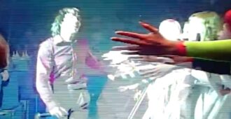 Oliver Sykes cantante de la banda británica de rock Bring Me The Horizon saludando al público en imagen de la serie documental BMTHS5: Post Human EU del año 2023