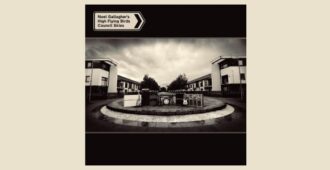 Imagen de casas con diferentes instrumentos musicales en la portada del álbum estudio Council Skies de la banda inglesa Noel Gallagher's High Flying Birds del año 2023