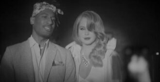 Jon Batiste y Lana Del Rey en imagen del video musical de Candy Necklace canción de Did You Know That There's a Tunnel Under Ocean Blvd álbum estudio de Lana Del Rey del año 2023