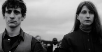 Hombre y mujer en video musical de la canción Wagging Tongue de la banda inglesa Depeche Mode de su álbum de estudio Memento Mori del año 2023