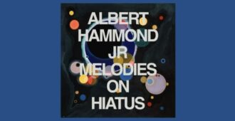 Ilustración de círculos de varios colores tamaños y formas con letras blancas mayúsculas en la portada del álbum estudio Melodies on Hiatus del músico y guitarrista estadounidense Albert Hammond Jr. del año 2023