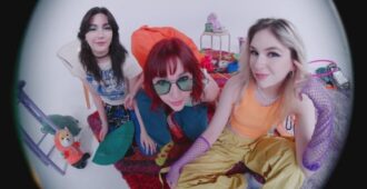Las hermanas Villareal de la banda de rock The Warning en imagen del video musical de su canción y sencillo MORE del año 2023