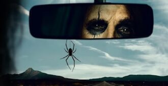 Los ojos del músico estadounidense Alice Cooper en un retrovisor con una araña detrás para el lyric video de su canción White Line Frankenstein de su álbum estudio Road del año 2023