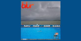 Imagen de una alberca con sillas y un horizonte de campo con nubes grises de lluvia en la portada de The Ballad of Darren de la banda inglesa de rock Blur del año 2023