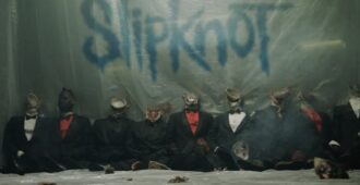 Nueve maniquíes con ropa sentados en imagen del video musical el video musical de la canción Death March de la banda estadounidense Slipknot del año 2023