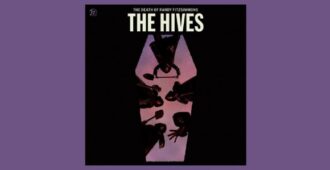 Integrantes de la banda sueca The Hives echando tierra en un hoyo de tumba en la portada de su álbum de estudio The Death of Randy Fitzsimmons del año 2023