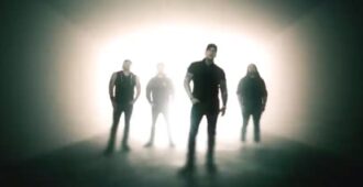Integrantes de la banda estadounidense Bad Wolves en el video musical de su sencillo Legends Never Die de su álbum de estudio Die About It del año 2023