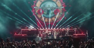 La banda Guns N' Roses en concierto en imagen del video musical de su sencillo Perhaps del año 2023