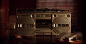 Radio y cassettes en imagen del video musical de la canción Live Again del grupo inglés The Chemical Brothers de su álbum de estudio For That Beautiful Feeling del año 2023