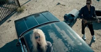 Integrantes del grupo inglés estadounidense The Kills tocando y cantando cerca de un auto en el video musical de su sencillo New York del año 2023
