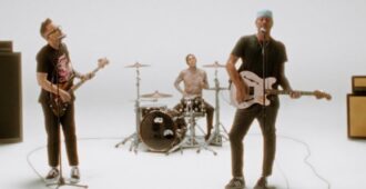El trío estadounidense de Blink-182 en imagen del video musical de su canción One More Time de su homónimo álbum de estudio One More Time... del año 2023