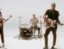 El trío estadounidense de Blink-182 en imagen del video musical de su canción One More Time de su homónimo álbum de estudio One More Time... del año 2023