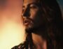 Integrante de la banda estadounidense Greta Van Fleet en imagen del video musical de su canción The Falling Sky de su álbum de estudio Starcatcher del año 2023