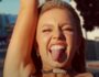 La actriz estadounidense Sydney Sweeney en el video musical del sencillo Angry de la banda inglesa The Rolling Stones de su álbum de estudio Hackney Diamonds del año 2023