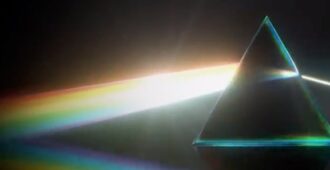 Imagen de pirámide de cristal con rayo de luz y arcoiris en fondo negro que hace alusión al álbum de estudio The Dark Side of the Moon de Pink Floyd del año 1973 celebrando 50 años en 2023