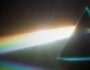 Imagen de pirámide de cristal con rayo de luz y arcoiris en fondo negro que hace alusión al álbum de estudio The Dark Side of the Moon de Pink Floyd del año 1973 celebrando 50 años en 2023