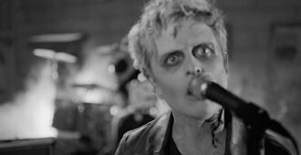 Imagen del video musical The American Dream is Killing Me canción de la banda estadounidense Green Day que es parte de su álbum de estudio Saviors del año 2023