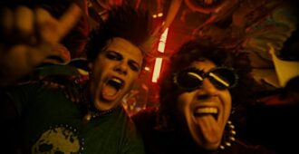 Imagen del video musical Happier del cantante inglés Yungblud con el cantante Oli Sykes de la banda inglesa Bring Me The Horizon del año 2023