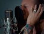 Imagen del video musical de la canción Friendly Fire de la banda estadounidense Linkin Park del año 2024