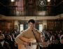 Imagen del video musical Capricorn de la banda estadounidense Vampire Weekend de su álbum de estudio Only God Was Above Us del año 2024