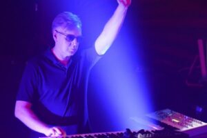 Imagen del tecladista, DJ y músico inglés Andy Fletcher de la banda inglesa Depeche Mode