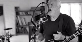 Imagen del video musical de la canción Dark and Velvet Nights del músico inglés David Gilmour de su álbum de estudio Luck and Strange del año 2024