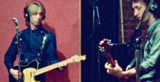 Imagen de video musical de la canción Straight Into Darkness de la banda estadounidense Tom Petty & The Heartbreakers de su álbum de estudio Long After Dark del año 1982