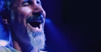 Imagen del video musical de la canción Cartoon Buyer del músico armenio estadounidense Serj Tankian de su EP Foundations del año 2024