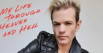 Portada del libro Walking Disaster: My Life Through Heaven and Hell del año 2024 del músico canadiense Deryck Whibley de la banda SUM 41