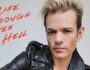 Portada del libro Walking Disaster: My Life Through Heaven and Hell del año 2024 del músico canadiense Deryck Whibley de la banda SUM 41