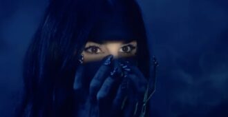 Imagen del video musical de la canción I Am A Machine de la artista estadounidense Kat Von D de su álbum de estudio My Side of the Mountain del año 2024